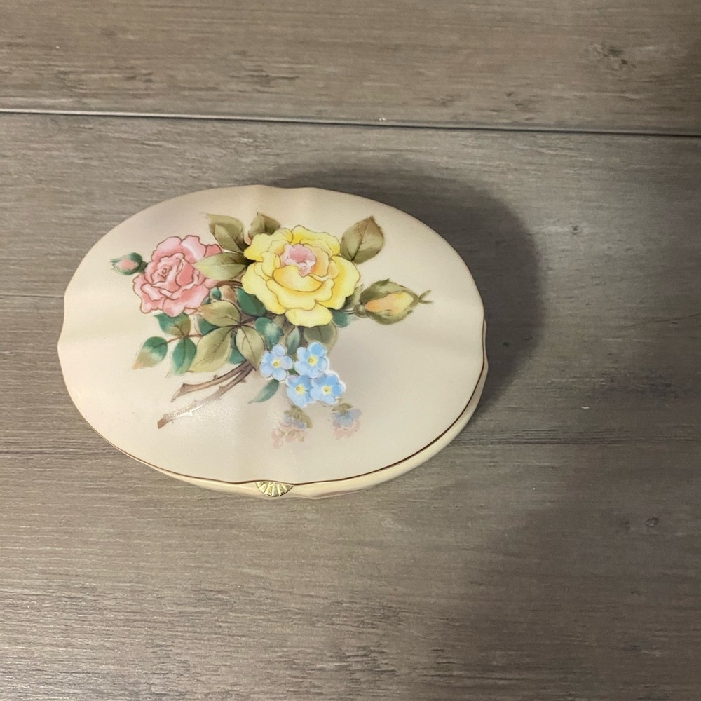 Vintage Victorian Garden, Victorian Rose porcelain trinket box - Picture 3 of 7
